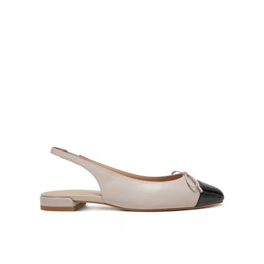Stuart Weitzman Sandały Sleek Bow SJ075 Beżowy ze sklepu MODIVO w kategorii Balerinki - zdjęcie 182617411