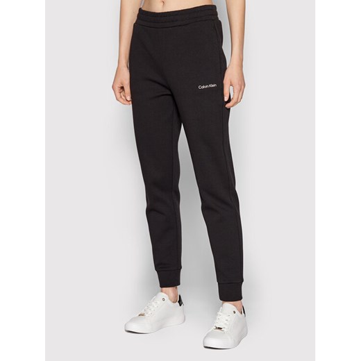 Calvin Klein Spodnie dresowe K20K20442 Czarny Regular Fit ze sklepu MODIVO w kategorii Spodnie damskie - zdjęcie 182617754
