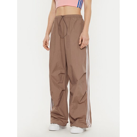 adidas Spodnie dresowe 3-Stripes JD3126 Beżowy Loose Fit ze sklepu MODIVO w kategorii Spodnie damskie - zdjęcie 182617793