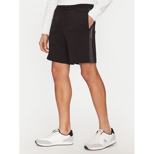 Calvin Klein Jeans Szorty sportowe J30J327246 Czarny Relaxed Fit ze sklepu MODIVO w kategorii Spodenki męskie - zdjęcie 182618804