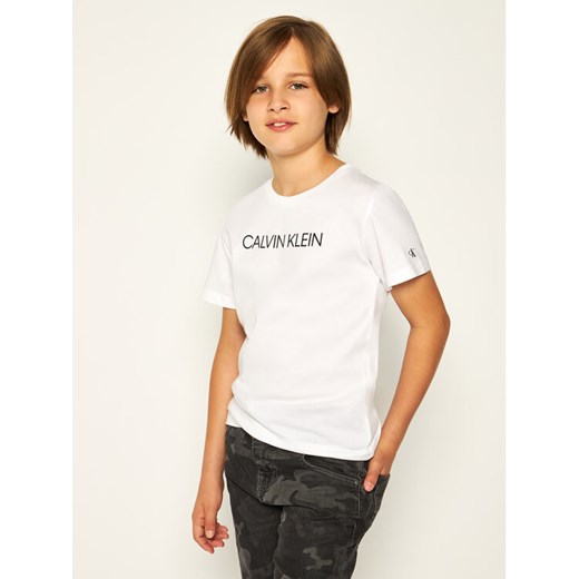 Calvin Klein Jeans T-Shirt Institutional SS IB0IB00347 Biały Regular Fit ze sklepu MODIVO w kategorii T-shirty chłopięce - zdjęcie 182619082