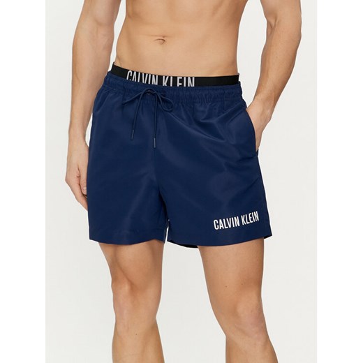 Calvin Klein Swimwear Szorty kąpielowe KM0KM00992 Granatowy Regular Fit ze sklepu MODIVO w kategorii Kąpielówki - zdjęcie 182619662