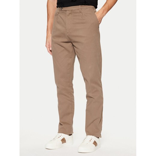Guess Spodnie materiałowe M4BB27 WGHA1 Brązowy Slim Fit ze sklepu MODIVO w kategorii Spodnie męskie - zdjęcie 182619764