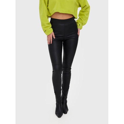 Vero Moda Spodnie z imitacji skóry Storm 10270787 Czarny Slim Fit ze sklepu MODIVO w kategorii Spodnie damskie - zdjęcie 182619864