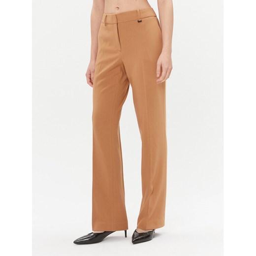 DKNY Spodnie materiałowe UG3PX097 Brązowy Regular Fit ze sklepu MODIVO w kategorii Spodnie damskie - zdjęcie 182620034