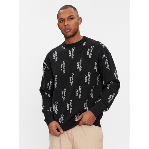 Calvin Klein Jeans Sweter Stacked Logo Aop Sweater J30J325287 Czarny Regular Fit ze sklepu MODIVO w kategorii Swetry męskie - zdjęcie 182620243