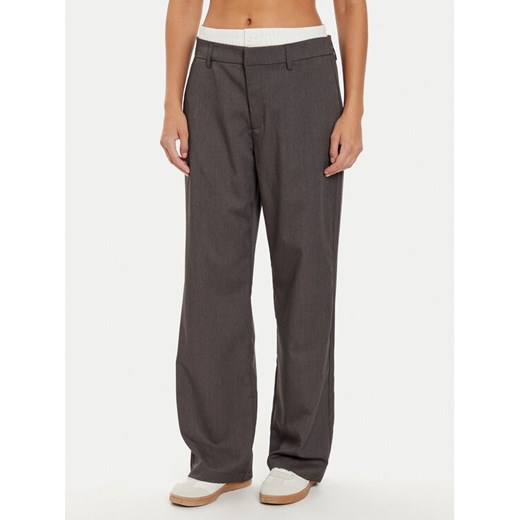 Noisy May Spodnie materiałowe Dawn 27031464 Szary Loose Fit ze sklepu MODIVO w kategorii Spodnie damskie - zdjęcie 182620511