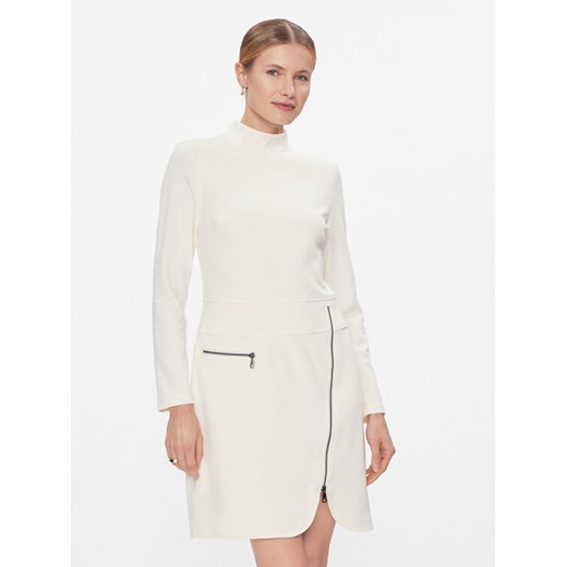 DKNY Sukienka koktajlowa DD3J1430 Écru Regular Fit ze sklepu MODIVO w kategorii Sukienki - zdjęcie 182621953