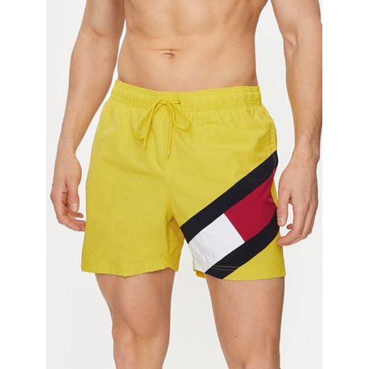 Tommy Hilfiger Szorty kąpielowe UM0UM02048 Żółty Slim Fit ze sklepu MODIVO w kategorii Kąpielówki - zdjęcie 182622221