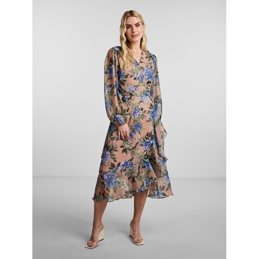 YAS Sukienka koktajlowa 26029753 Fioletowy Standard Fit ze sklepu MODIVO w kategorii Sukienki - zdjęcie 182622391
