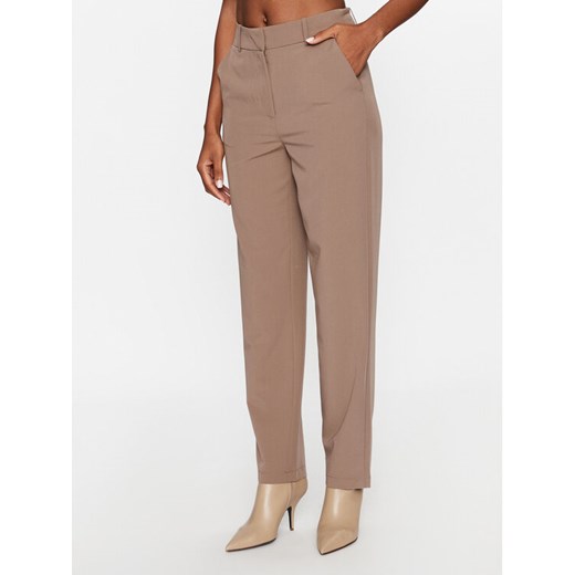 Vero Moda Spodnie materiałowe 10261257 Brązowy Straight Fit ze sklepu MODIVO w kategorii Spodnie damskie - zdjęcie 182623161
