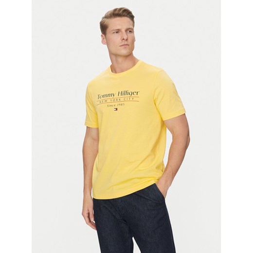 Tommy Hilfiger T-Shirt Center Stack MW0MW38621 Żółty Regular Fit ze sklepu MODIVO w kategorii T-shirty męskie - zdjęcie 182623300
