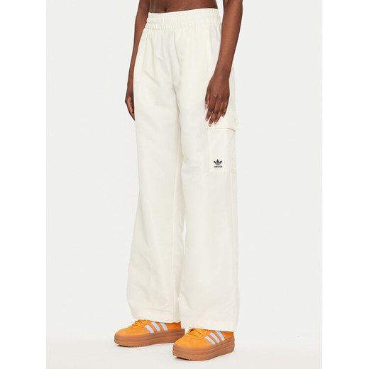 adidas Spodnie dresowe Essentials Woven Cargo IX9970 Écru Loose Fit ze sklepu MODIVO w kategorii Spodnie damskie - zdjęcie 182623712