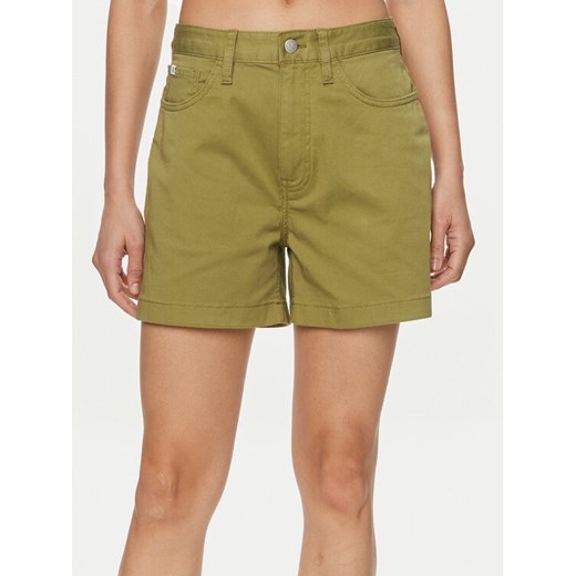 Calvin Klein Jeans Szorty materiałowe J20J223135 Zielony Mom Fit ze sklepu MODIVO w kategorii Szorty - zdjęcie 182623961