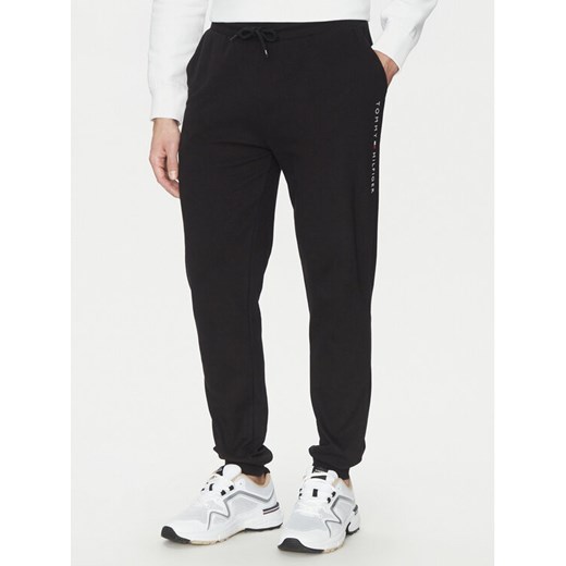 Tommy Hilfiger Spodnie dresowe UM0UM03348 Czarny Regular Fit ze sklepu MODIVO w kategorii Spodnie męskie - zdjęcie 182624832