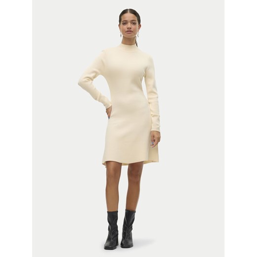 Vero Moda Sukienka dzianinowa Gold 10311379 Écru Regular Fit ze sklepu MODIVO w kategorii Sukienki - zdjęcie 182624972