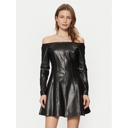 Guess Sukienka z imitacji skóry W5RK43 K8S30 Czarny Regular Fit ze sklepu MODIVO w kategorii Sukienki - zdjęcie 182624993