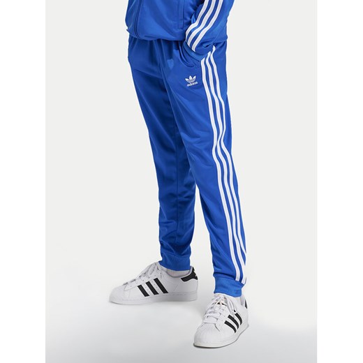 adidas Spodnie dresowe adicolor SST IY4007 Niebieski Regular Fit ze sklepu MODIVO w kategorii Spodnie chłopięce - zdjęcie 182625084
