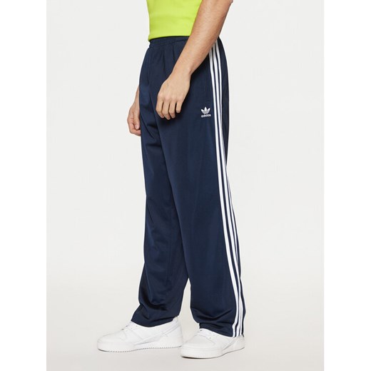 adidas Spodnie dresowe adicolor Classics Firebird IM9471 Granatowy Regular Fit ze sklepu MODIVO w kategorii Spodnie męskie - zdjęcie 182626890