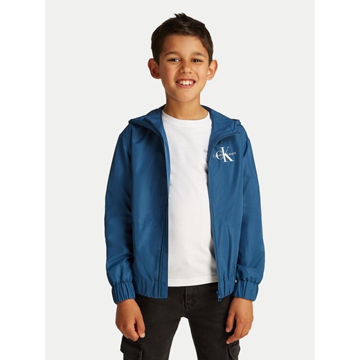Calvin Klein Jeans Kurtka przejściowa Monologo Essential IB0IB02091 Niebieski Regular Fit ze sklepu MODIVO w kategorii Kurtki chłopięce - zdjęcie 182626902