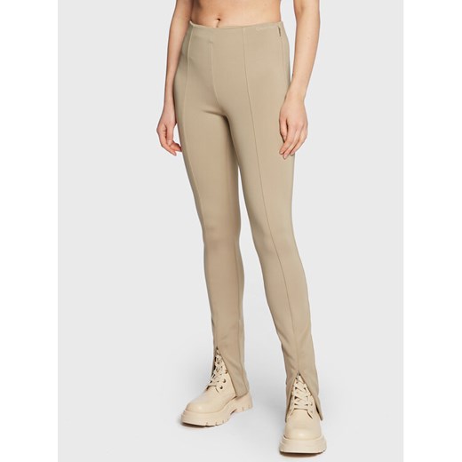 Calvin Klein Legginsy K20K205357 Beżowy Slim Fit ze sklepu MODIVO w kategorii Spodnie damskie - zdjęcie 182627681