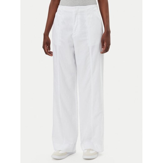 Calvin Klein Jeans Spodnie materiałowe J20J225340 Biały Relaxed Fit ze sklepu MODIVO w kategorii Spodnie damskie - zdjęcie 182627694