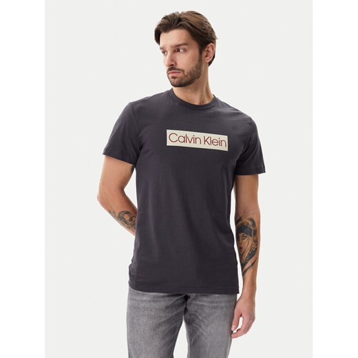 Calvin Klein Jeans T-Shirt J30J327472 Szary Regular Fit ze sklepu MODIVO w kategorii T-shirty męskie - zdjęcie 182628072