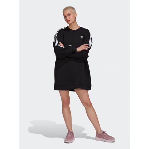 adidas Sukienka dzianinowa adicolor HM4688 Czarny Relaxed Fit ze sklepu MODIVO w kategorii Sukienki - zdjęcie 182628421