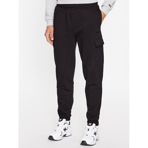Fila Spodnie dresowe FAM0548 Czarny Regular Fit ze sklepu MODIVO w kategorii Spodnie męskie - zdjęcie 182628621