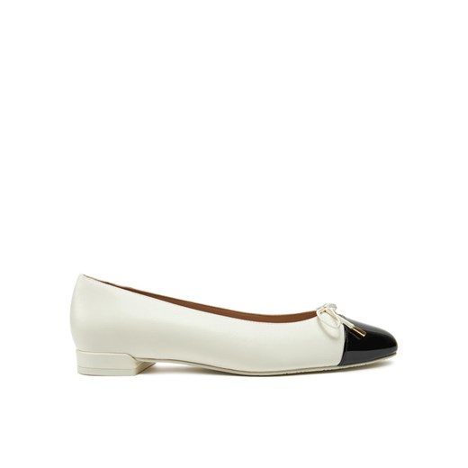 Stuart Weitzman Baleriny Sleek Bow Flat SG888 Écru ze sklepu MODIVO w kategorii Balerinki - zdjęcie 182629052