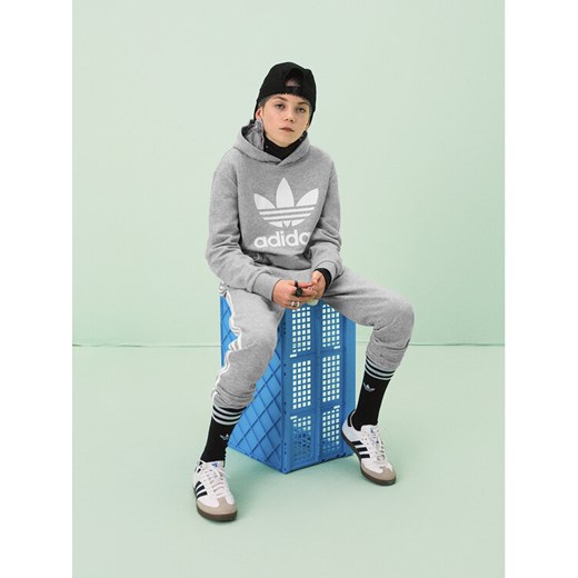 adidas Spodnie dresowe Trefoil 3-Stripes GD2705 Szary Regular Fit ze sklepu MODIVO w kategorii Spodnie chłopięce - zdjęcie 182629102