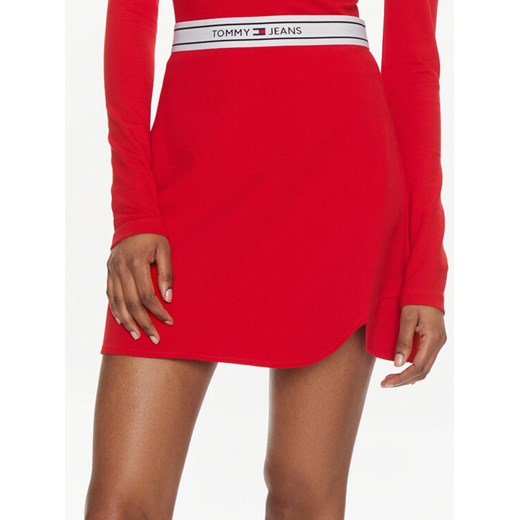 Tommy Jeans Spódnica mini Logo DW0DW17880 Czerwony Regular Fit ze sklepu MODIVO w kategorii Spódnice - zdjęcie 182630041