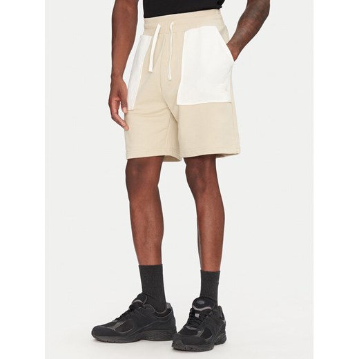 The North Face Szorty sportowe Terry NF0A8C29 Beżowy Regular Fit ze sklepu MODIVO w kategorii Spodenki męskie - zdjęcie 182630221