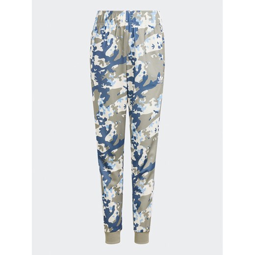 adidas Spodnie dresowe Camo SST IR7722 Zielony Regular Fit ze sklepu MODIVO w kategorii Spodnie dziewczęce - zdjęcie 182630422