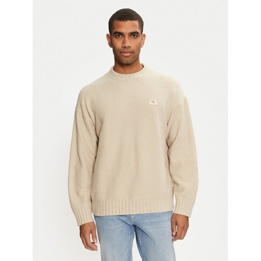 Calvin Klein Jeans Sweter J30J326202 Beżowy Boxy Fit ze sklepu MODIVO w kategorii Swetry męskie - zdjęcie 182630630