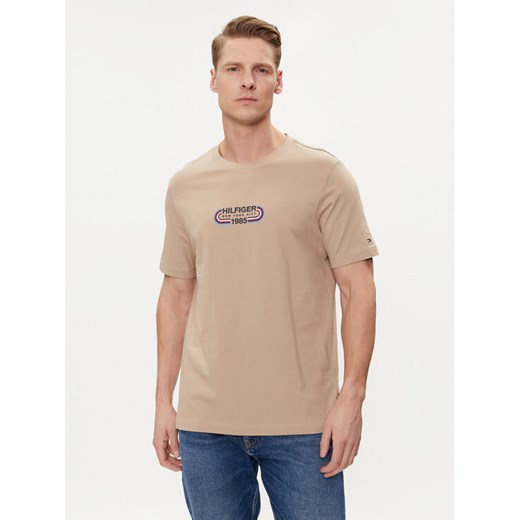 Tommy Hilfiger T-Shirt Track Graphic MW0MW34429 Beżowy Regular Fit ze sklepu MODIVO w kategorii T-shirty męskie - zdjęcie 182630824
