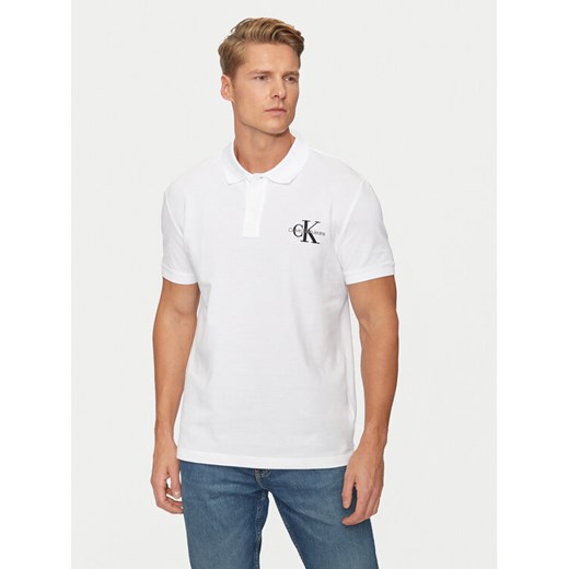 Calvin Klein Jeans Polo Monologo J30J325664 Biały Regular Fit ze sklepu MODIVO w kategorii T-shirty męskie - zdjęcie 182631042