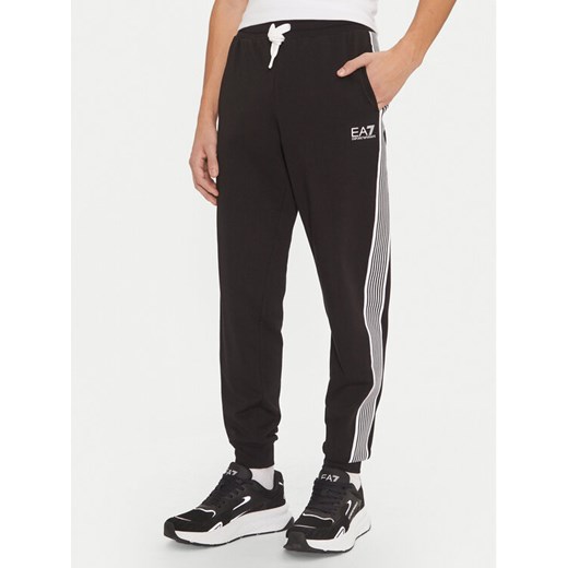 EA7 Emporio Armani Spodnie dresowe 6DPP69 PJ9FZ 1200 Czarny Regular Fit ze sklepu MODIVO w kategorii Spodnie męskie - zdjęcie 182631170