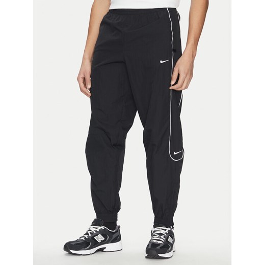 Nike Spodnie dresowe FB8620 Czarny Regular Fit ze sklepu MODIVO w kategorii Spodnie męskie - zdjęcie 182631214