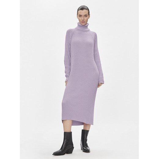 YAS Sukienka dzianinowa Mavi 26028660 Fioletowy Regular Fit ze sklepu MODIVO w kategorii Sukienki - zdjęcie 182631552