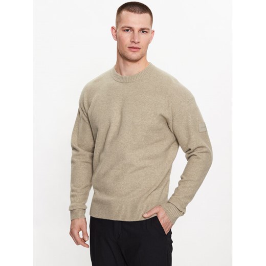 Calvin Klein Sweter K10K110401 Beżowy Regular Fit ze sklepu MODIVO w kategorii Swetry męskie - zdjęcie 182631573