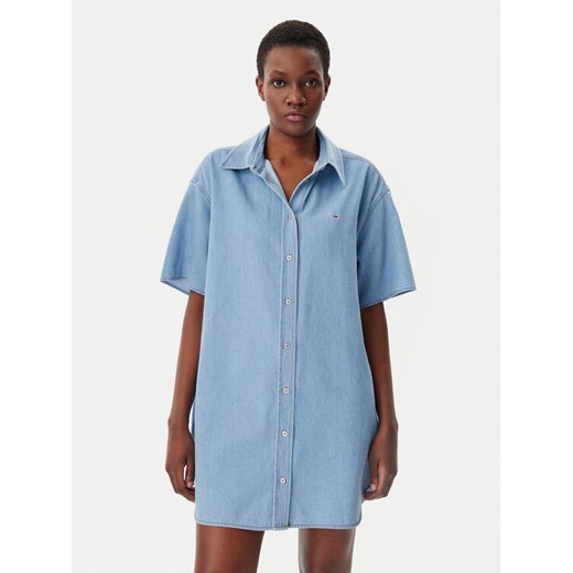 Tommy Jeans Sukienka jeansowa DW0DW20112 Niebieski Relaxed Fit ze sklepu MODIVO w kategorii Sukienki - zdjęcie 182631783