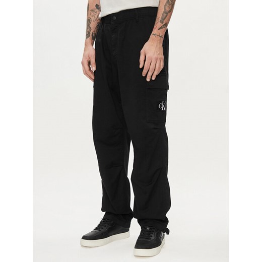 Calvin Klein Jeans Spodnie materiałowe J30J325116 Czarny Straight Fit ze sklepu MODIVO w kategorii Spodnie męskie - zdjęcie 182634084