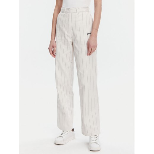 adidas Spodnie materiałowe Pinstripe JJ3483 Biały Regular Fit ze sklepu MODIVO w kategorii Spodnie damskie - zdjęcie 182634123