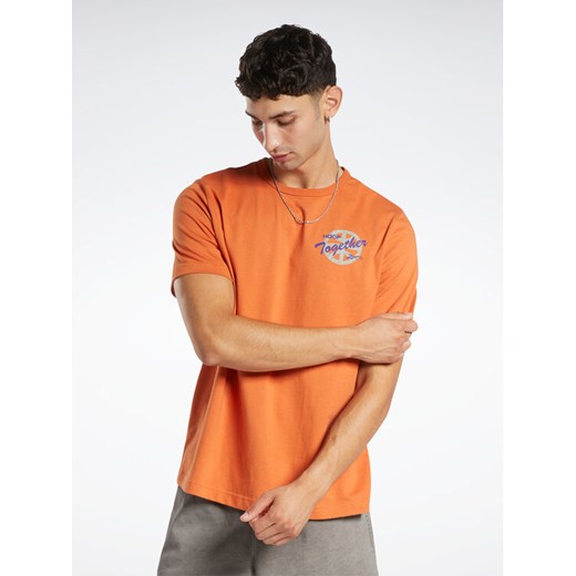 Reebok T-Shirt Reebok Basketball All Are Welcome Here Hoop Together T-Shirt HN5800 Pomarańczowy Relaxed Fit ze sklepu MODIVO w kategorii T-shirty męskie - zdjęcie 182634563