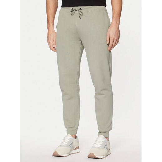 Guess Spodnie dresowe Z2YB22 K9V31 Zielony Regular Fit ze sklepu MODIVO w kategorii Spodnie męskie - zdjęcie 182634582