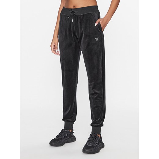 Guess Spodnie dresowe V3BB27 KBXI2 Czarny Regular Fit ze sklepu MODIVO w kategorii Spodnie damskie - zdjęcie 182634994