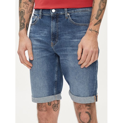 Calvin Klein Jeans Szorty jeansowe J30J324874 Niebieski Slim Fit ze sklepu MODIVO w kategorii Spodenki męskie - zdjęcie 182635010