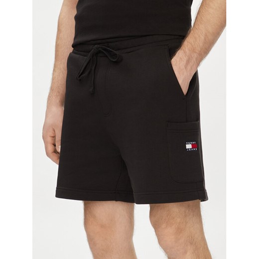 Tommy Jeans Szorty sportowe Badge DM0DM18479 Czarny Regular Fit ze sklepu MODIVO w kategorii Spodenki męskie - zdjęcie 182635141