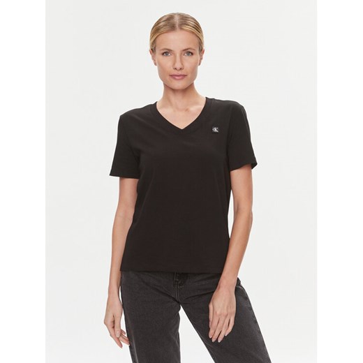Calvin Klein Jeans T-Shirt Embro Badge J20J222560 Czarny Regular Fit ze sklepu MODIVO w kategorii Bluzki damskie - zdjęcie 182635393